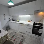 4-room, Warm House, Near The Sea, Next To The Historic Elevator Appartement İzmir