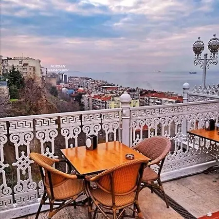 4-room, Warm House, Near The Sea, Next To The Historic Elevator * İzmir