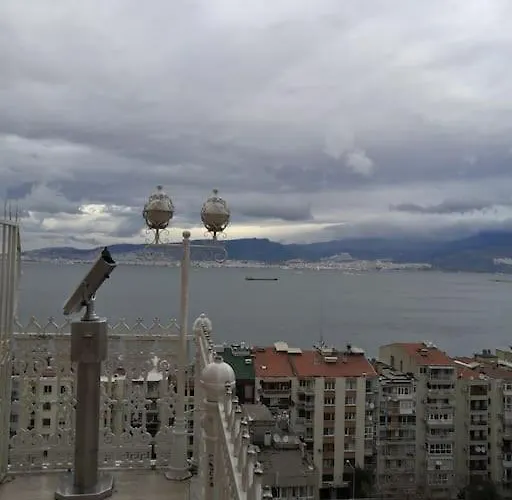 Apartamento 4-room, Warm House, Near The Sea, Next To The Historic Elevator Esmirna