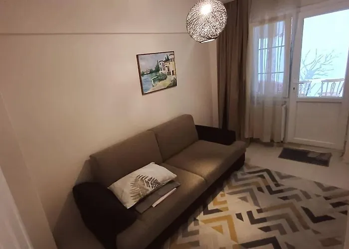 Apartamento 4-room, Warm House, Near The Sea, Next To The Historic Elevator Esmirna