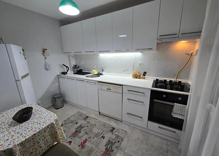 4-room, Warm House, Near The Sea, Next To The Historic Elevator Apartamento Esmirna