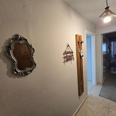 4-room, Warm House, Near The Sea, Next To The Historic Elevator 아파트 *